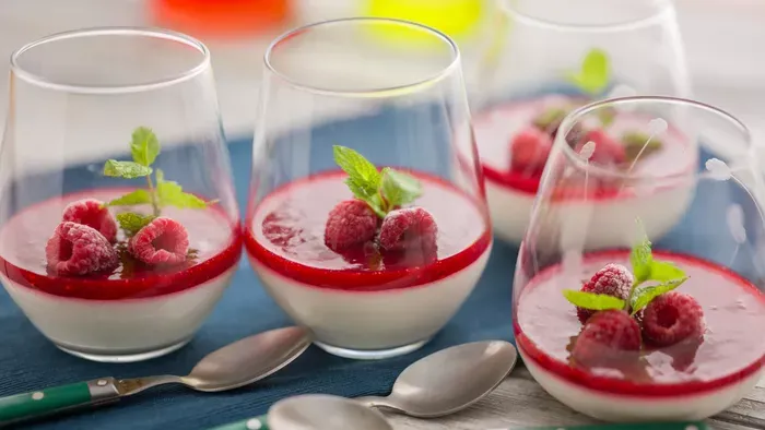 Joghurtos panna cotta málnával
