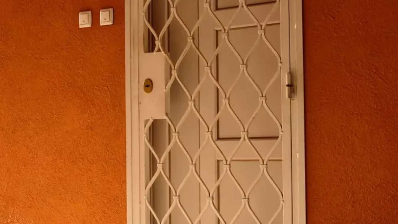 A vesztedet okozhatja a lakásajtó előtti rács, ami a betörőktől sem véd igazán