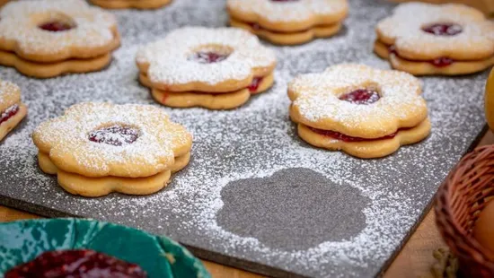Ez az omlós linzer karika gyors és finom receptje, neked is ismerned kell a trükköt
