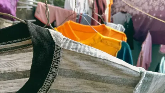 Miért nyúlik ki mindig a pólód nyaka? Itt a valódi ok!