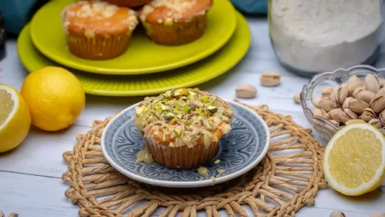 Édes pisztáciakrémet rejt ez a puha muffin, aminek a tetejét ropogós morzsatészta díszíti