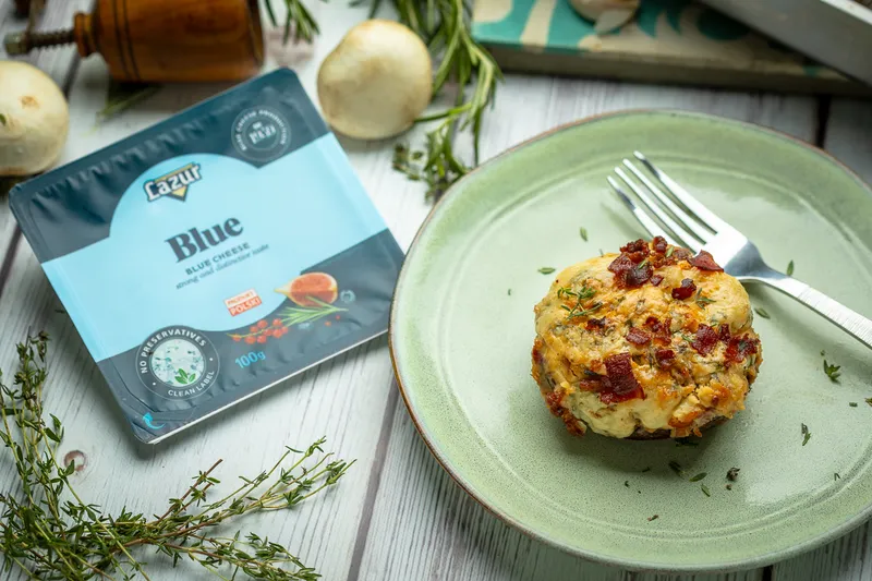 Kéksajtkrémmel és pirított baconnel töltött gomba