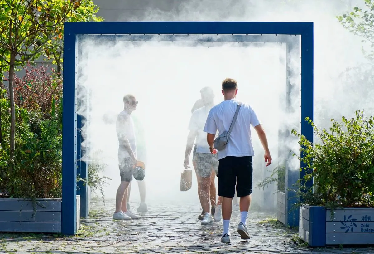 A hőségriadó alatt jól jön az enyhet adó vízpermet