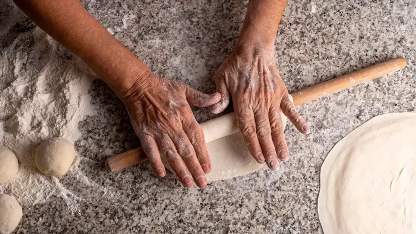 Soha többé nem szakad el a kinyújtott tészta, ha ismered ezt a sodrófatrükköt
