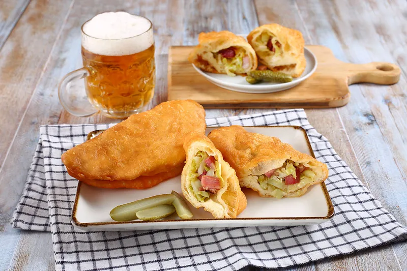 Szalonnás-káposztás töltött lángos 