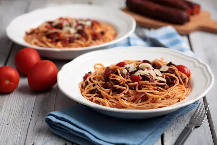 Kolbászos-paradicsomos spagetti  recept