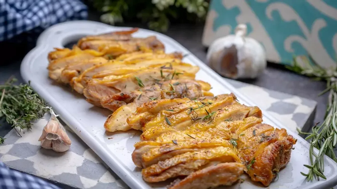 Így készül az éttermi klasszikus otthon, ez a szuper vasalt csirkecombfilé receptje