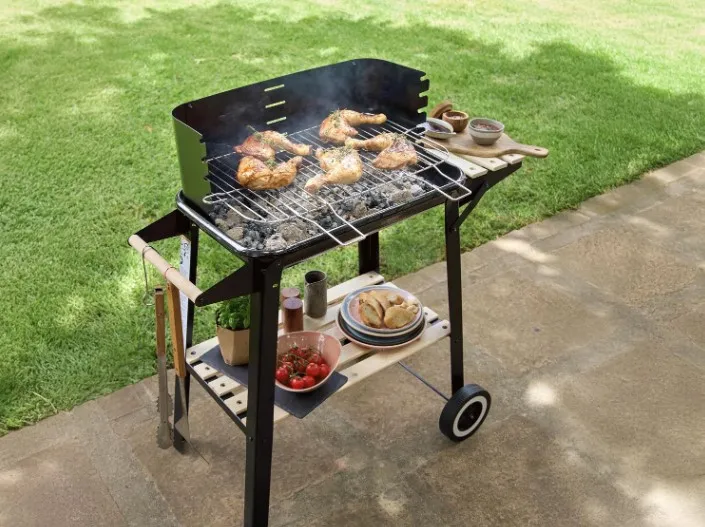 Strapabíró és praktikus a Lidl faszenes grillkocsija