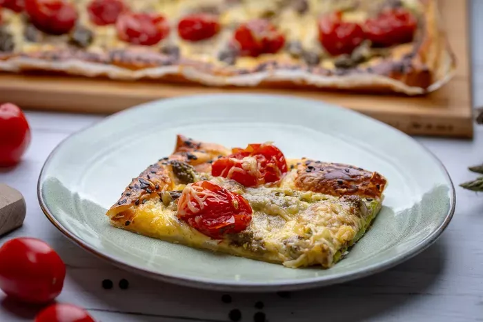 Spárgás-paradicsomos pite leveles tésztából recept