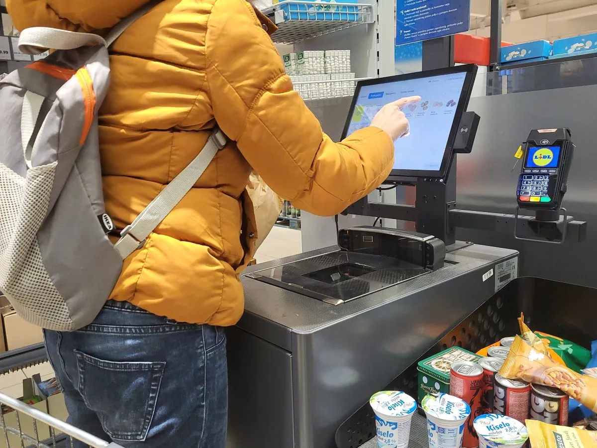 A legtöbb önkiszolgáló kassza bankkártyás, de a Lidl célja, hogy a készpénzes fizetés is egyre elterjedtebb legyen