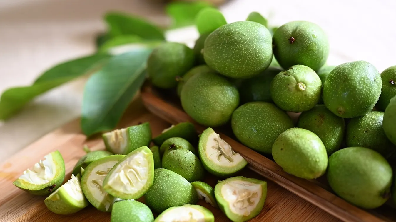 Most szedd a zöld diót, szuper egészséges, likőrnek is tökéletes