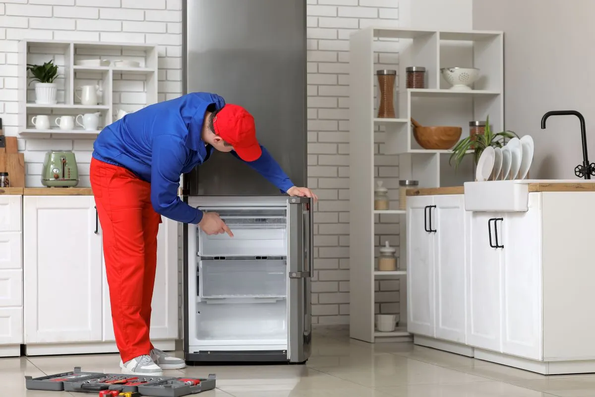 A hűtőtakarításkor a hűtő alján lévő nyílásról sem szabad megfeledkezni