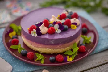 Málnás-áfonyás torta