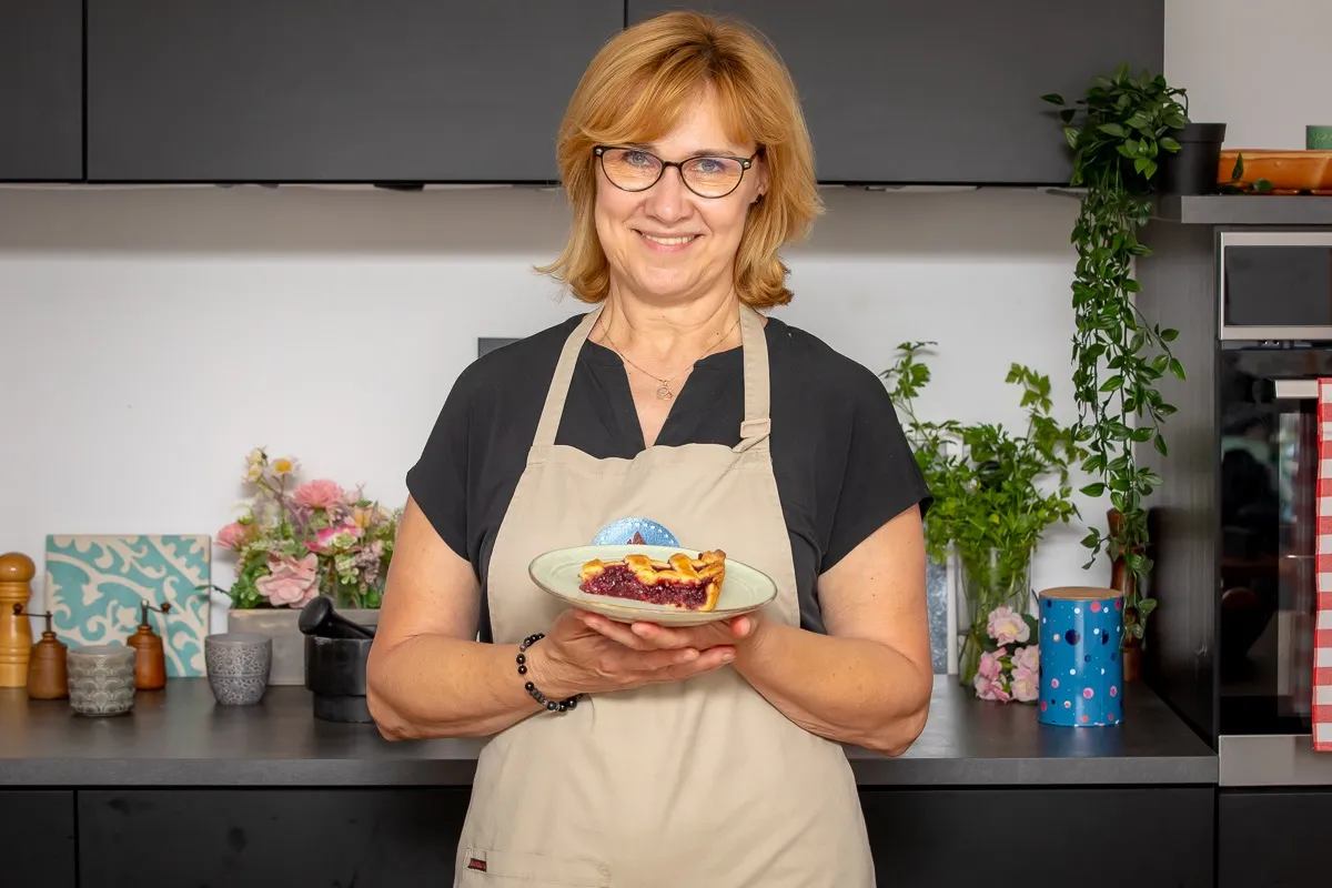 Farkasinszki Ildikó a Sütisuliban a meggyes pite receptjét készítette el