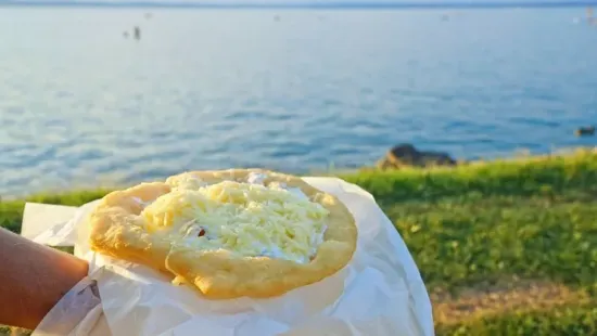 Ennyibe kerül idén a lángos a Balatonnál, a feltétek megtriplázzák az árát