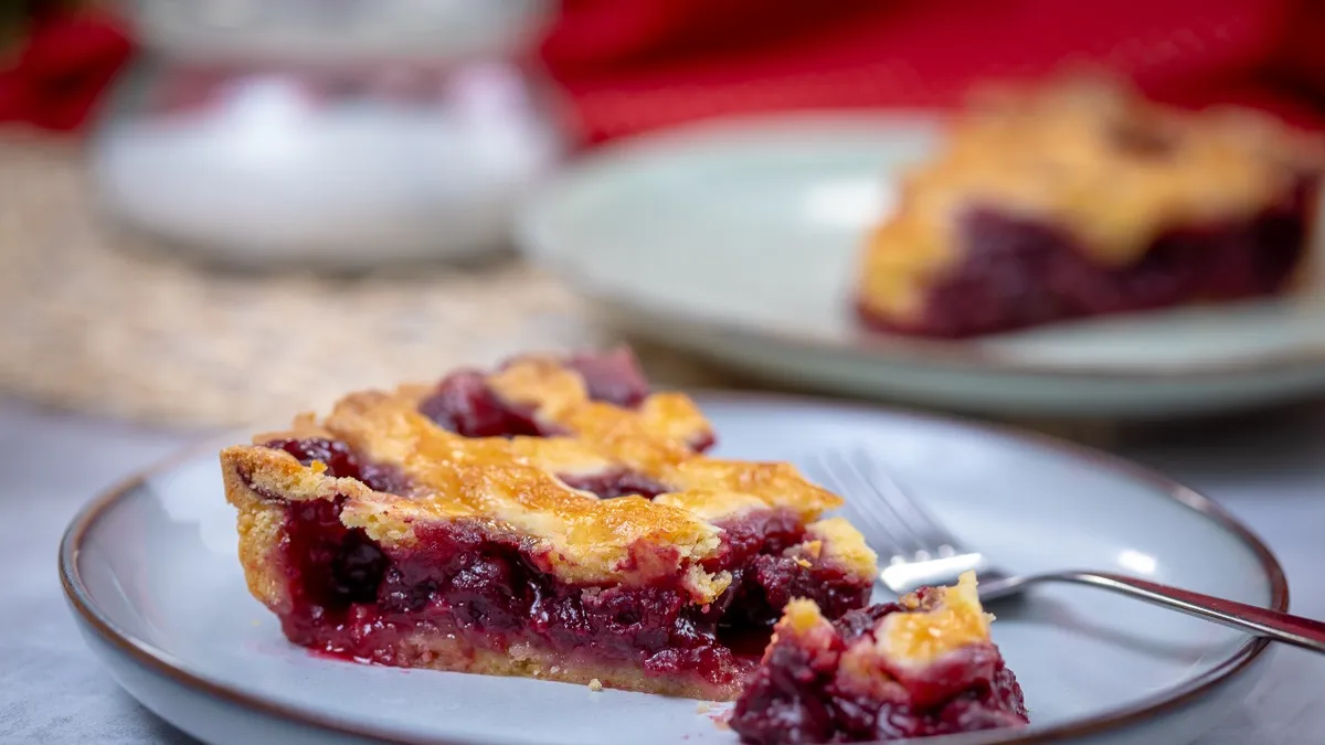Íme a trükk, így nem fog elázni a meggyes pite tésztája