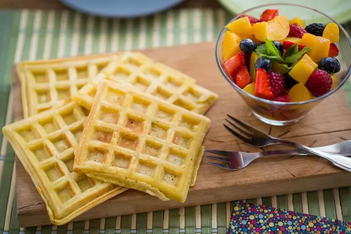 Gluténmentes gofri gyümölcssalátával recept