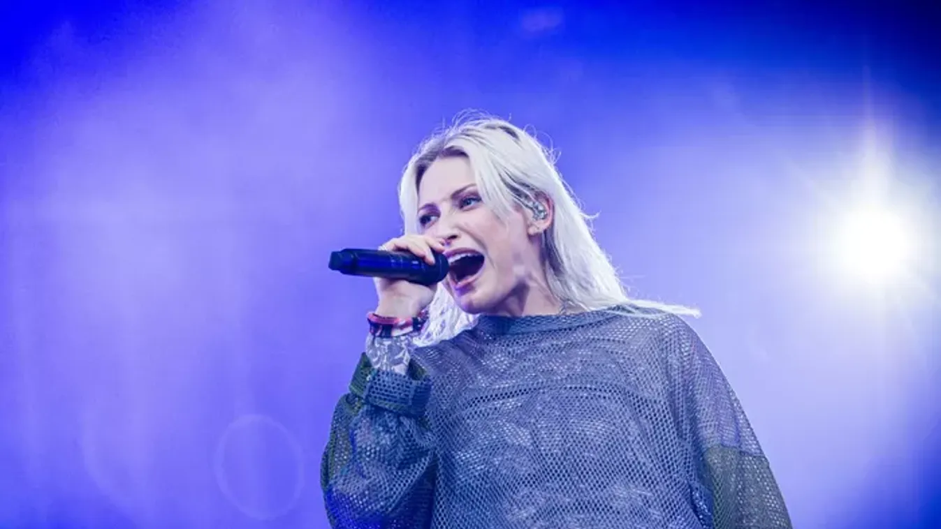 Menő vagy ciki? Lidl melegítőruhában lépett színpadra a Linkin Park énekesnője