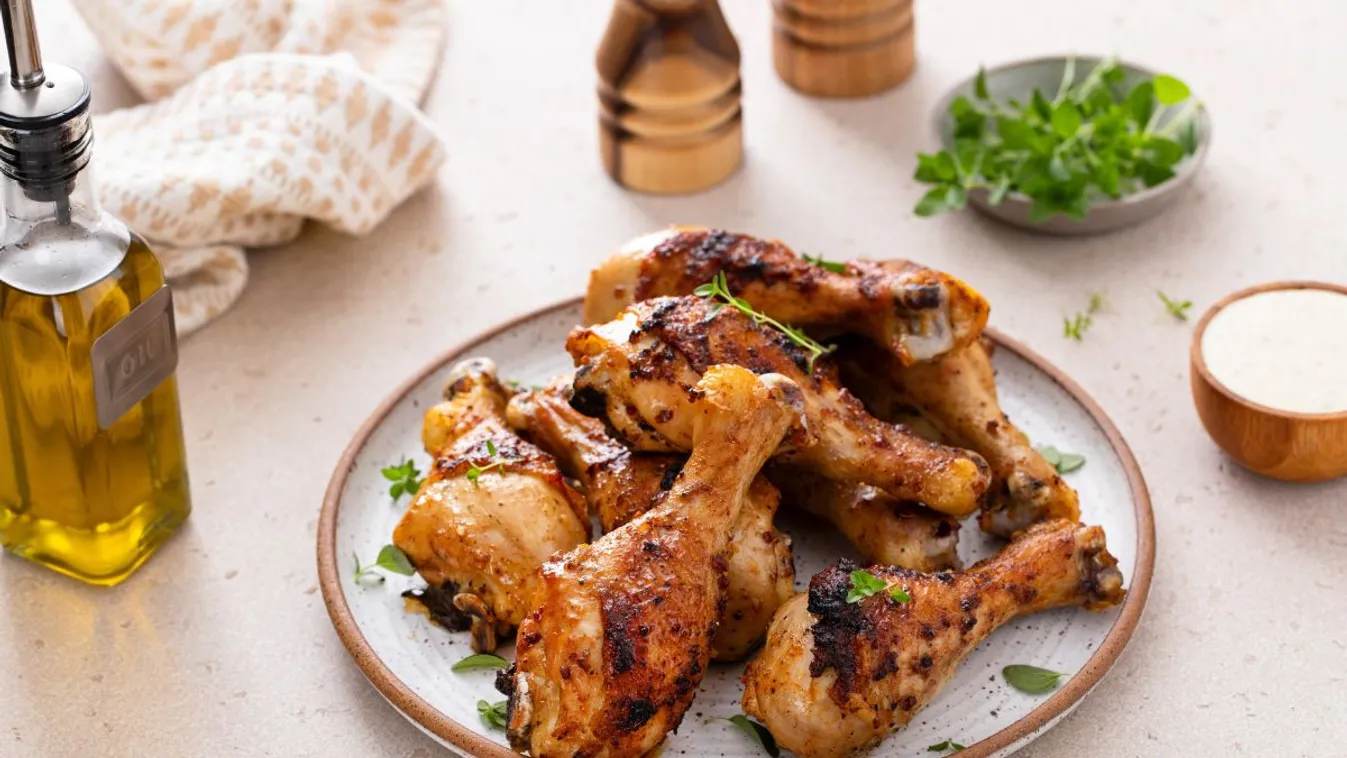 Ettől az apró trükktől lesz tökéletes az air fryerben sült csirkecomb – recepttel!