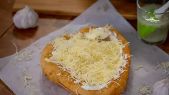 Így készül az igazi strandos lángos, ez a titka a sajtos-tejfölös klasszikusnak