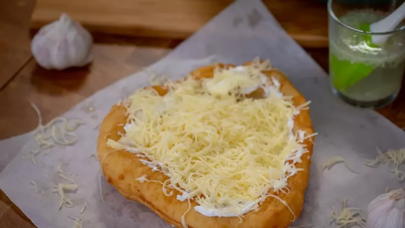 Így készül az igazi strandos lángos, ez a titka a sajtos-tejfölös klasszikusnak