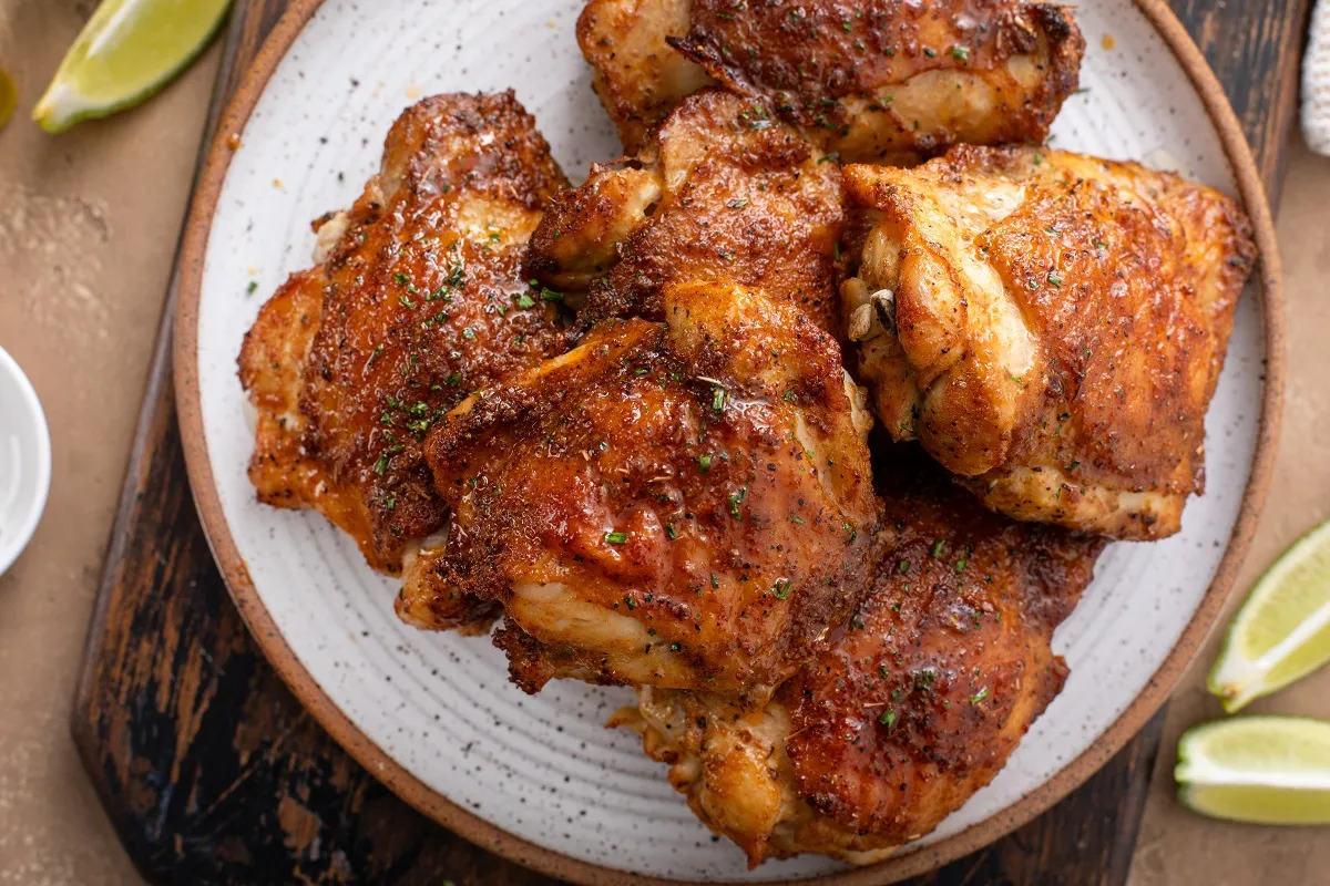 A grillezés során mennyei lesz a sült csirkecomb is