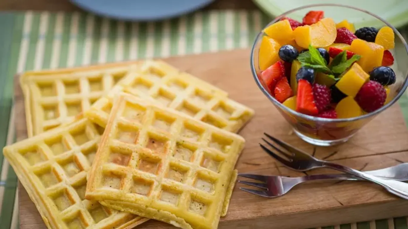 Gluténmentes gofri gyümölcssalátával recept