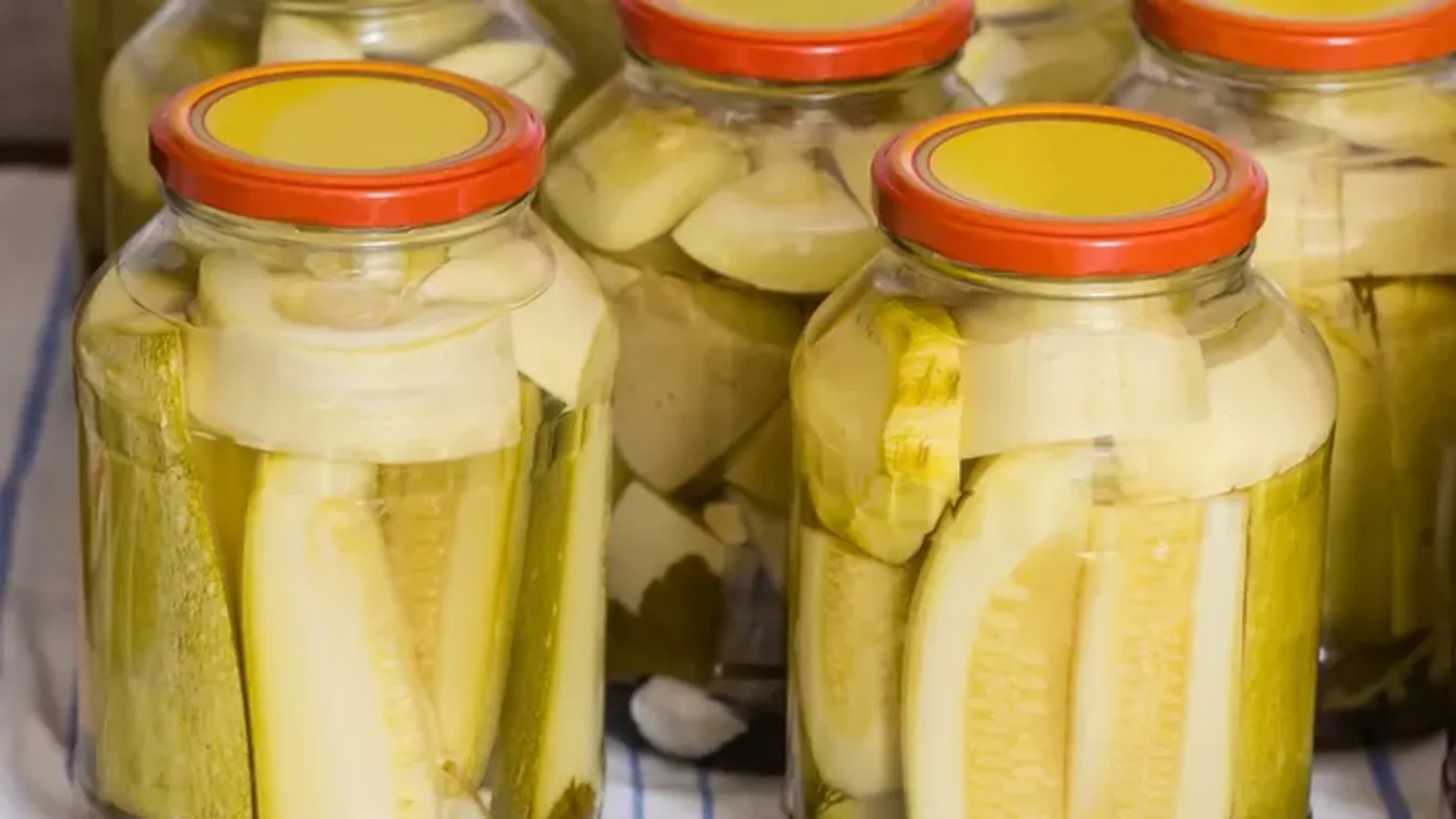 Ez a savanyúság a kovászos uborka vetélytársa, ugyanolyan egyszerű és nagyon finom