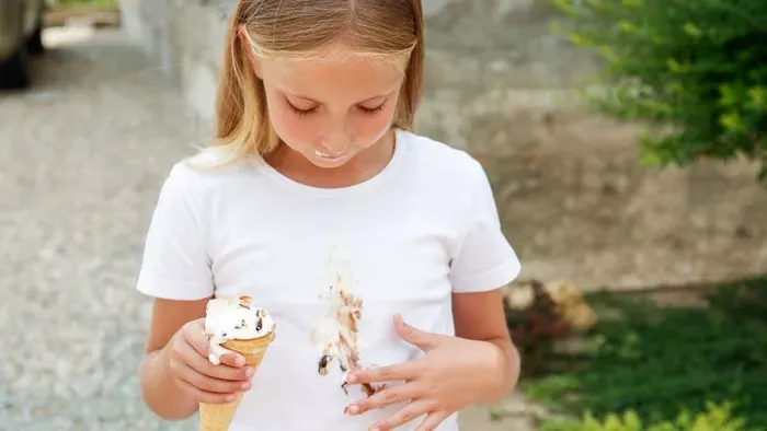 Makacs fagyifolt a ruhákon? Ezzel a módszerrel gyerekjáték az eltüntetése