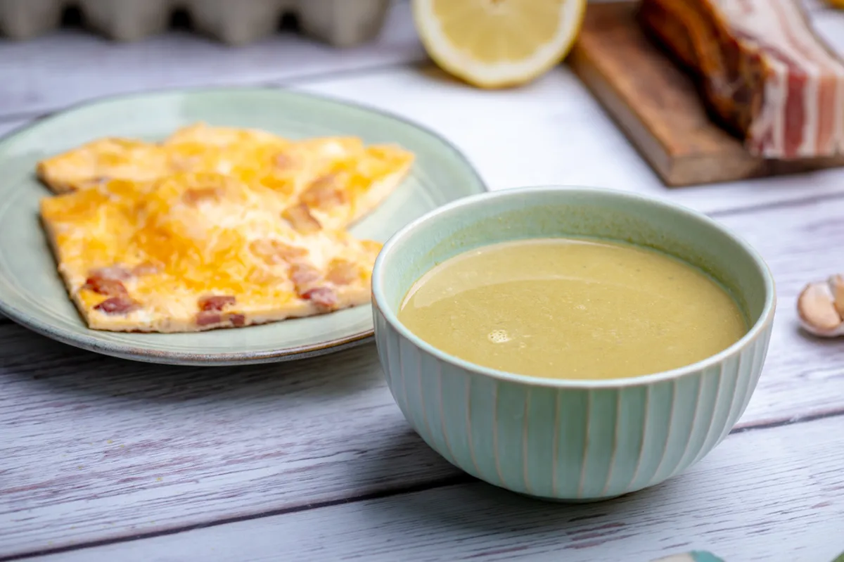 Sóskaleves szalonnás omlettel