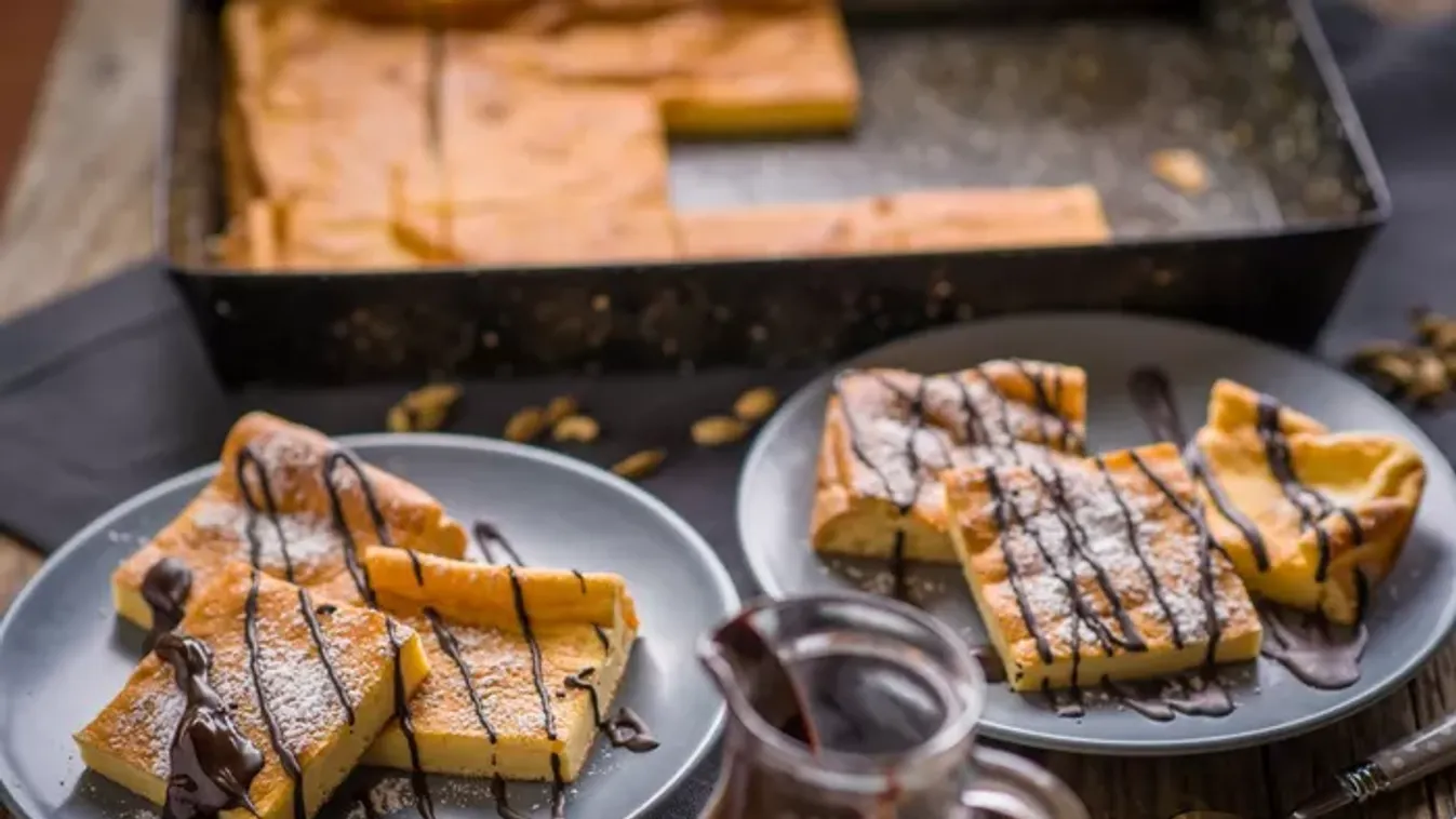Tejfölös pite csokoládémártással recept