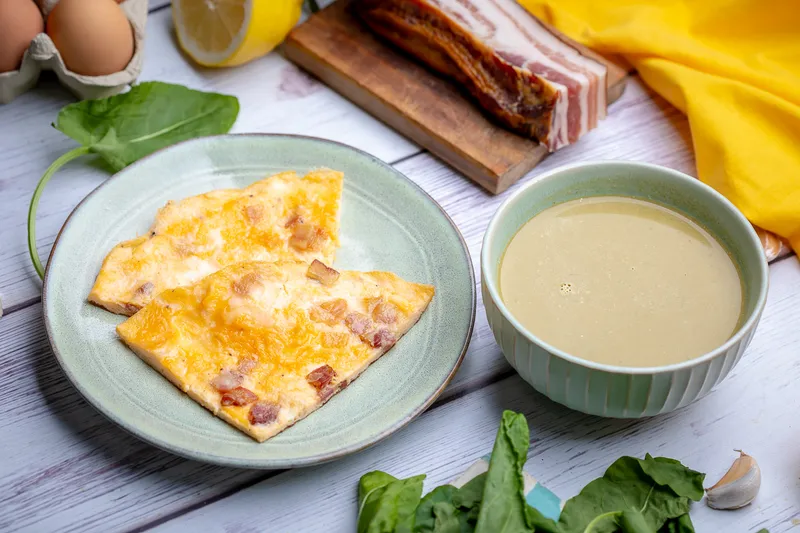 Sóskaleves szalonnás omlettel