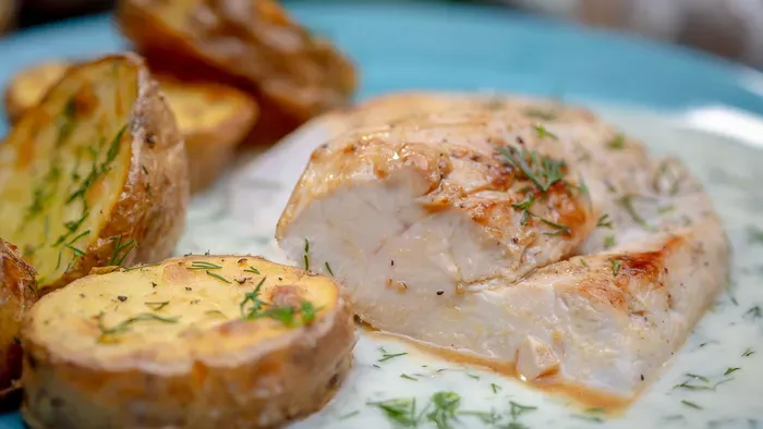 Ez a tökéletes, belül szaftos sült csirkemell titka, ami mellé tepsis újburgonya a köret