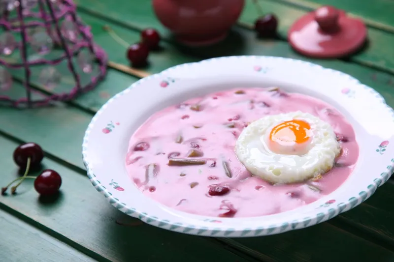 Meggyes zöldbabfőzelék tükörtojással
