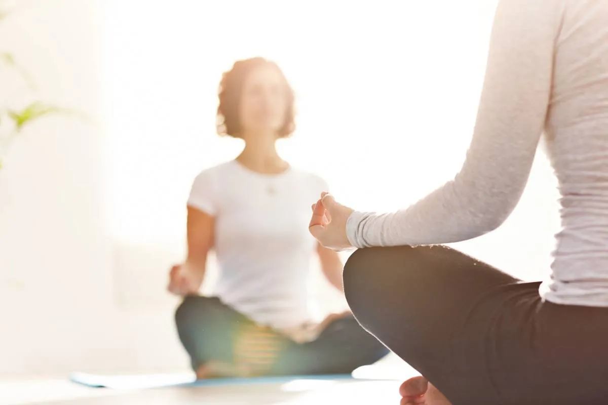 A mozgás, így a jóga is szuper stresszoldó, támogatja és védi a szervezetet, köztük a májat is