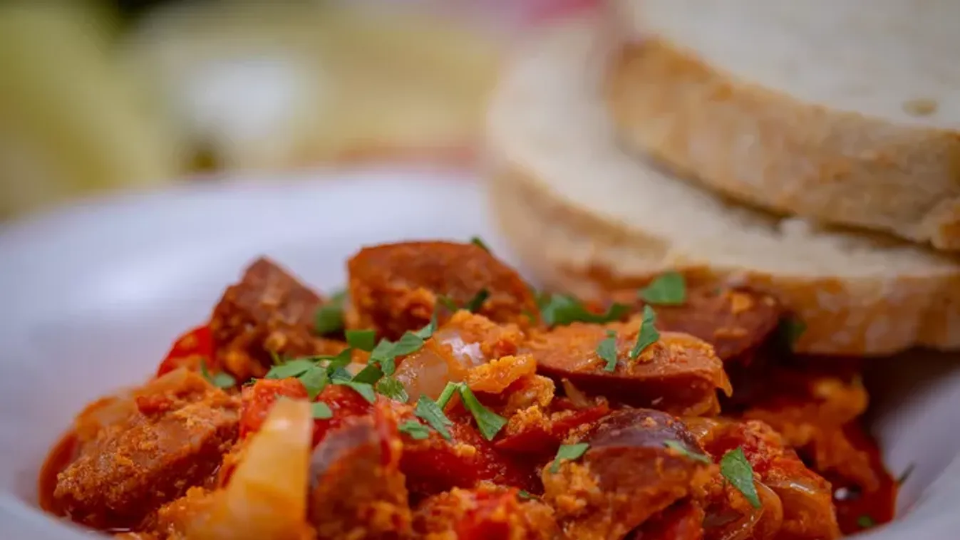 Ez a legjobb lecsórecept, kolbász és tojás is gazdagítja, nem lehet abbahagyni