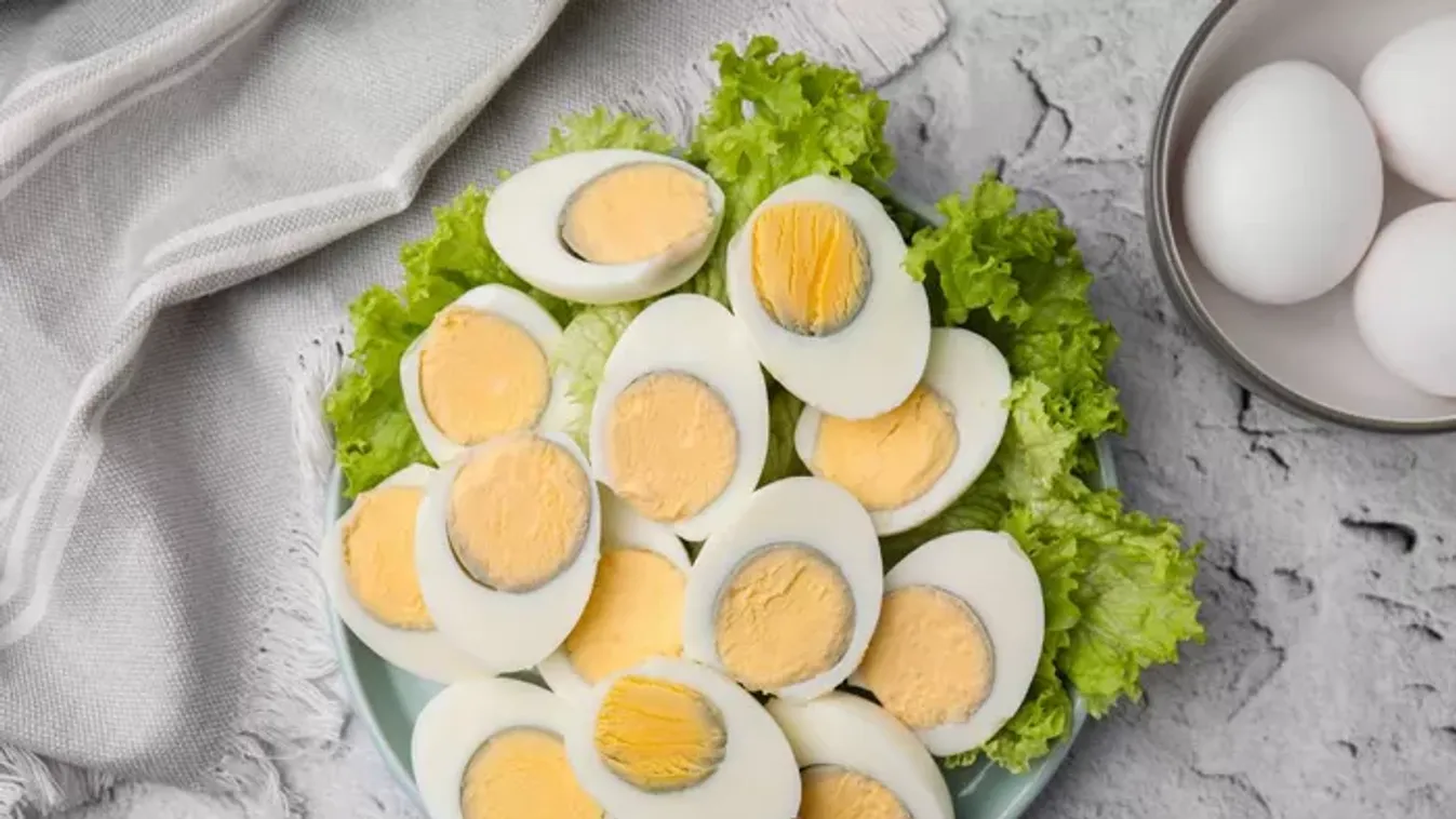 Ezért színeződik el a főtt tojás sárgája – eláruljuk, megeheted-e így is!