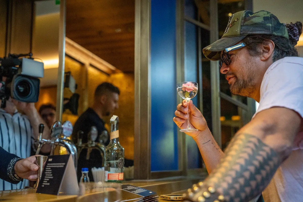 A bartenderek remek koktélokat készítettek Jason Momoa vodkájából