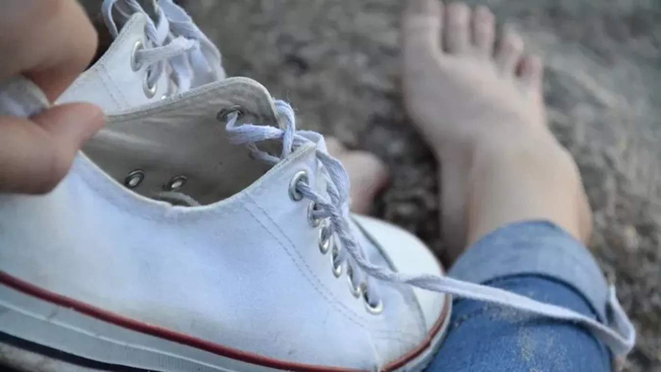 Ettől az egyszerű házi keveréktől újra ragyogóan fehér lesz az edzőcipőd – mutajtuk a trükköt!