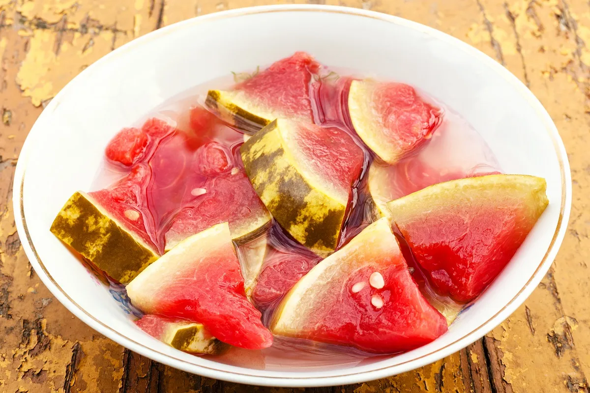 A savanyított görögdinnye remekül passzol sült és rántott húsok mellé