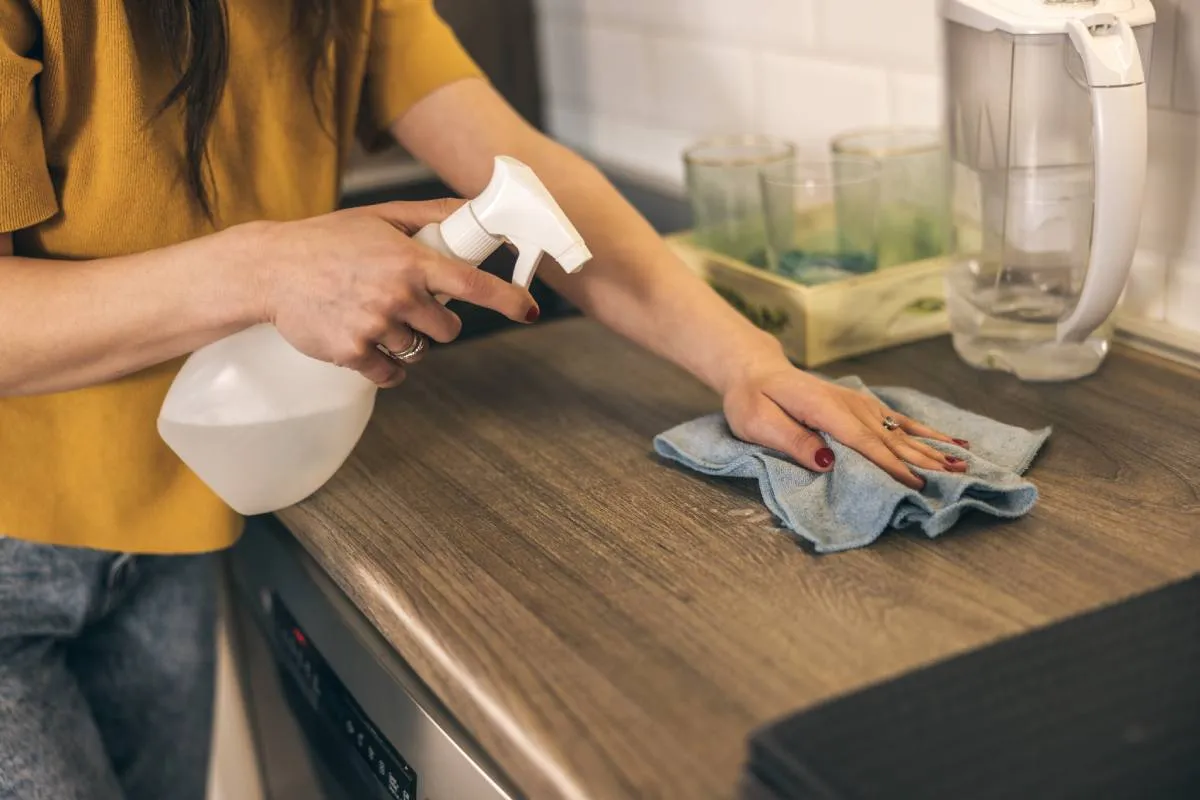 A konyhapulton lévő zsíros foltok pillanatok alatt eltűnnek az ammónia segítségével