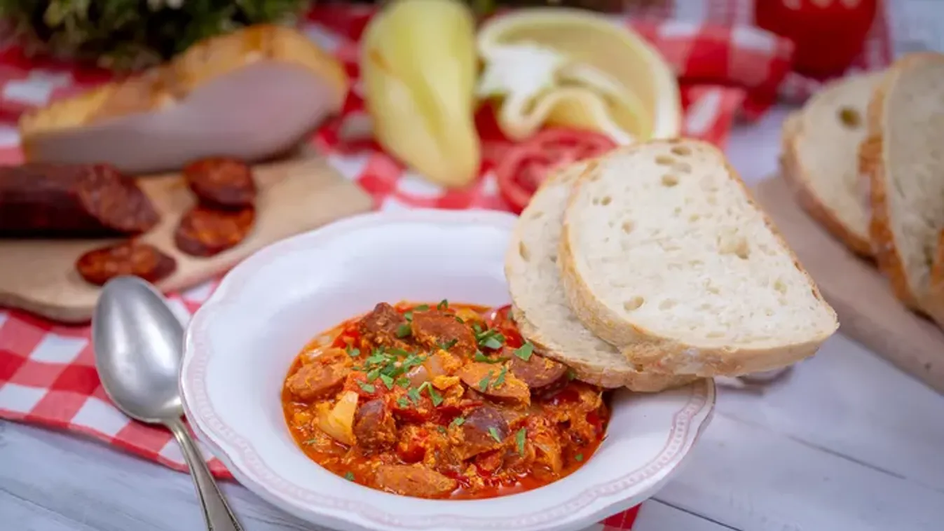 Kolbászos-tojásos lecsó recept