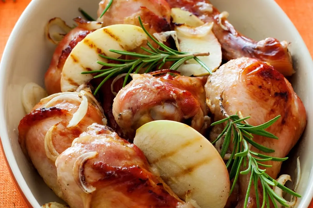 Almás-rozmaringos sült csirkecomb /Fotó: Shutterstock