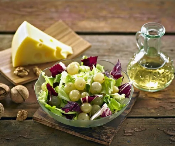 Mézes szőlősaláta