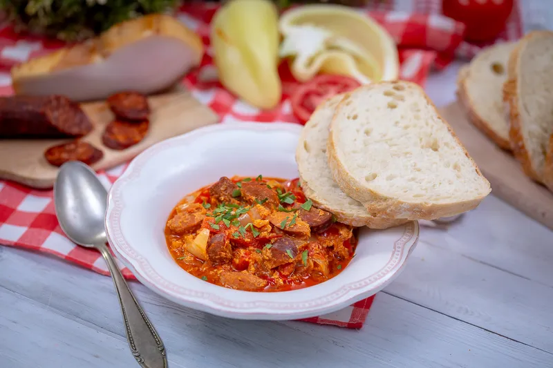 Kolbászos-tojásos lecsó