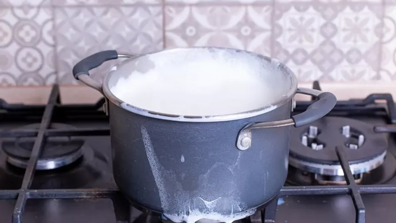 Így soha többé nem fut ki a tej forralás közben, zseniális ez a trükk