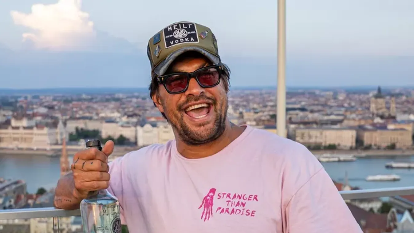 Már itthon is megvehetjük Jason Momoa vodkáját, ami állítólag egy pohár sörrel a legjobb