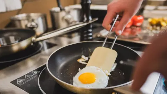Felejtsd el az olajat és a vajat! Ettől a hozzávalótól lesz tökéletes a tükörtojás