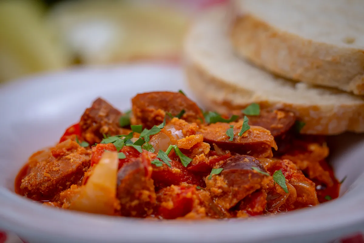 Kolbászos-tojásos lecsó