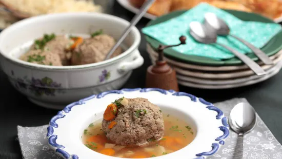 Így lesz laktató a húsleves: csirkehúsból és óriás májgombóccal készül!